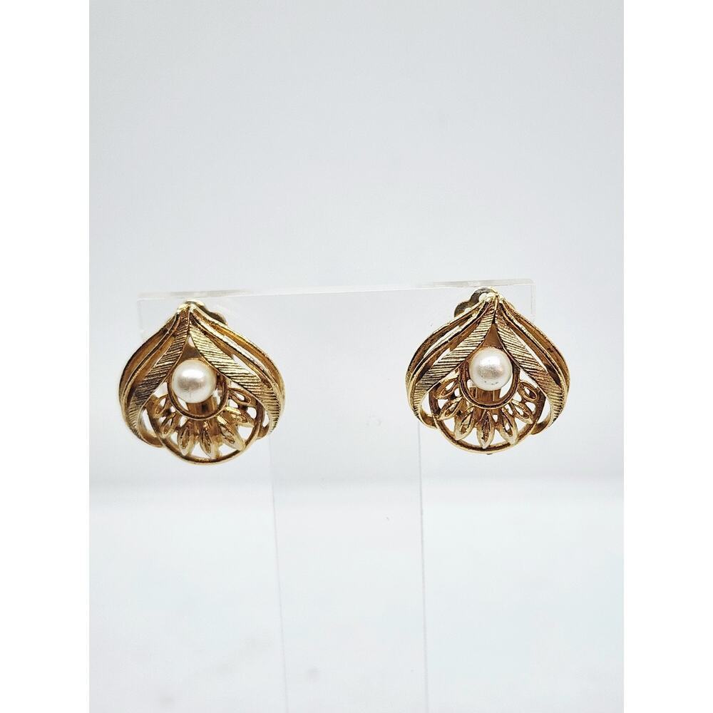Vintage Lisner Clip On Earrings Faux Pearl Teardrop Leaf Gold Toned dimensional